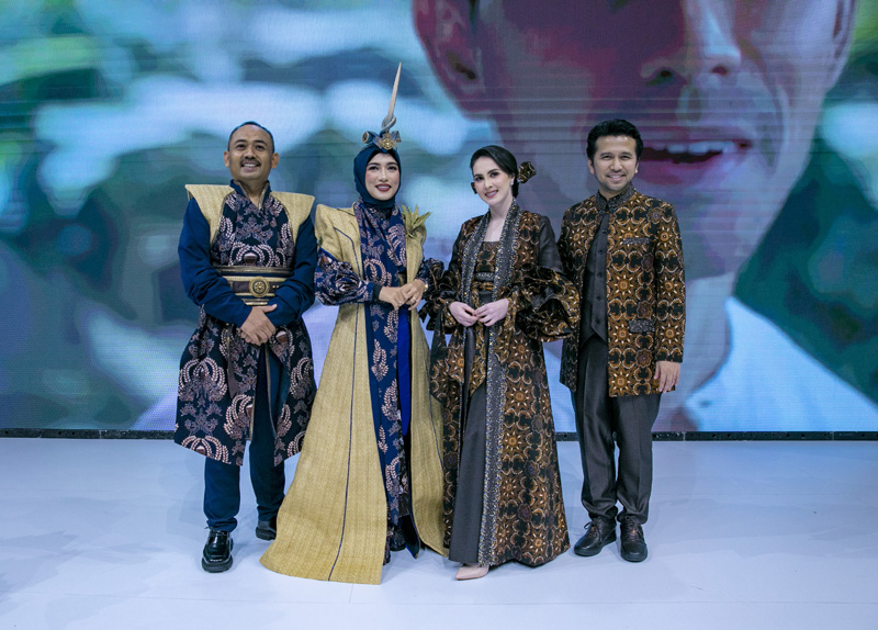 PAMERKAN BATIK KHAS: Bupati Ngawi Ony Anwar Harsono dan Ana Mursyida bersama mantan Gubernur Jatim Emil Dardak dan Arumi Bachsin di panggung Indonesia Fashion Week.