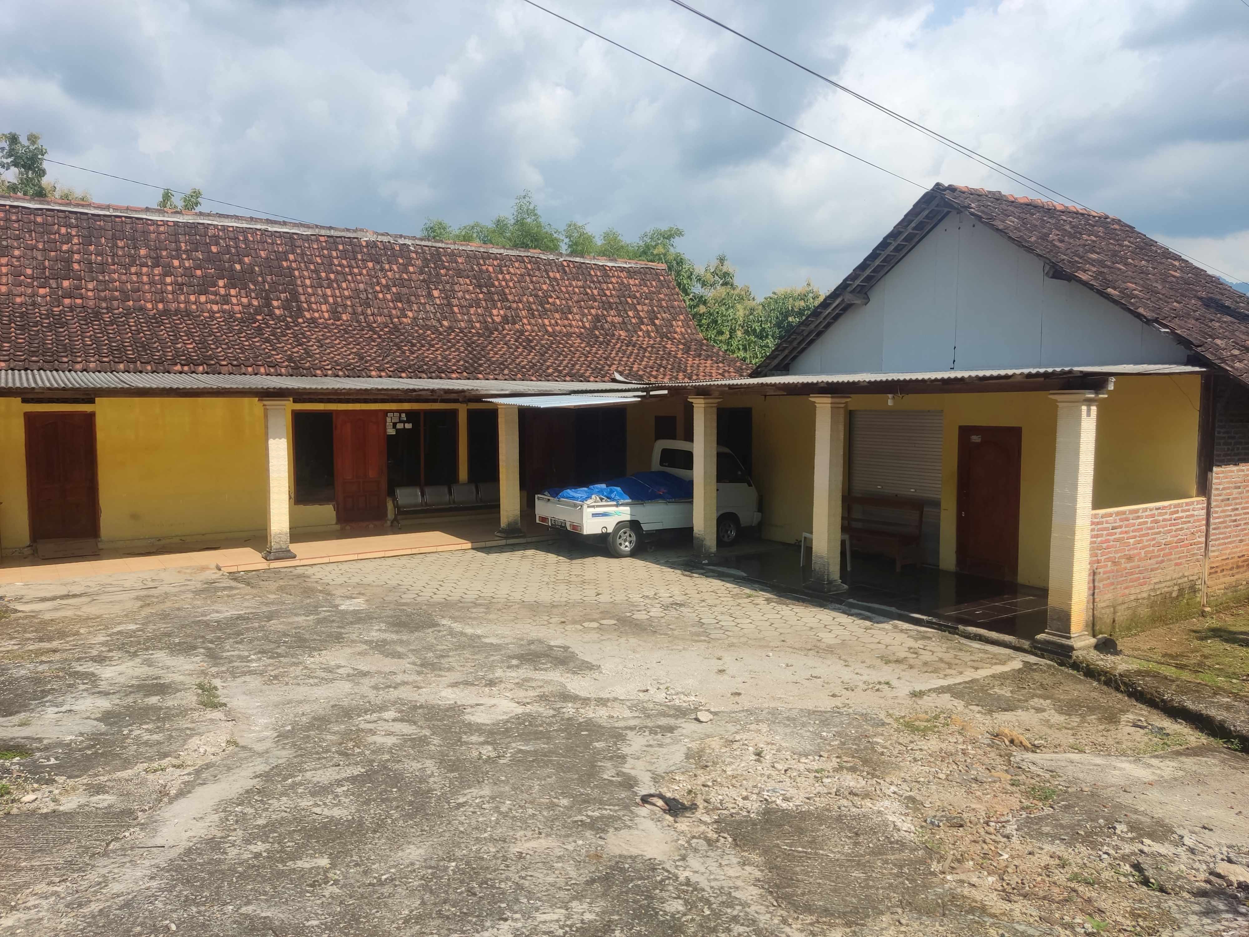 SEPI: Kondisi rumah yang sempat dikontrak sebagai kantor perusahaan PT SHB di Kelurahan/Kecamatan Wungu.&nbsp;(LODITYA FERNANDEZ/RADAR MADIUN)