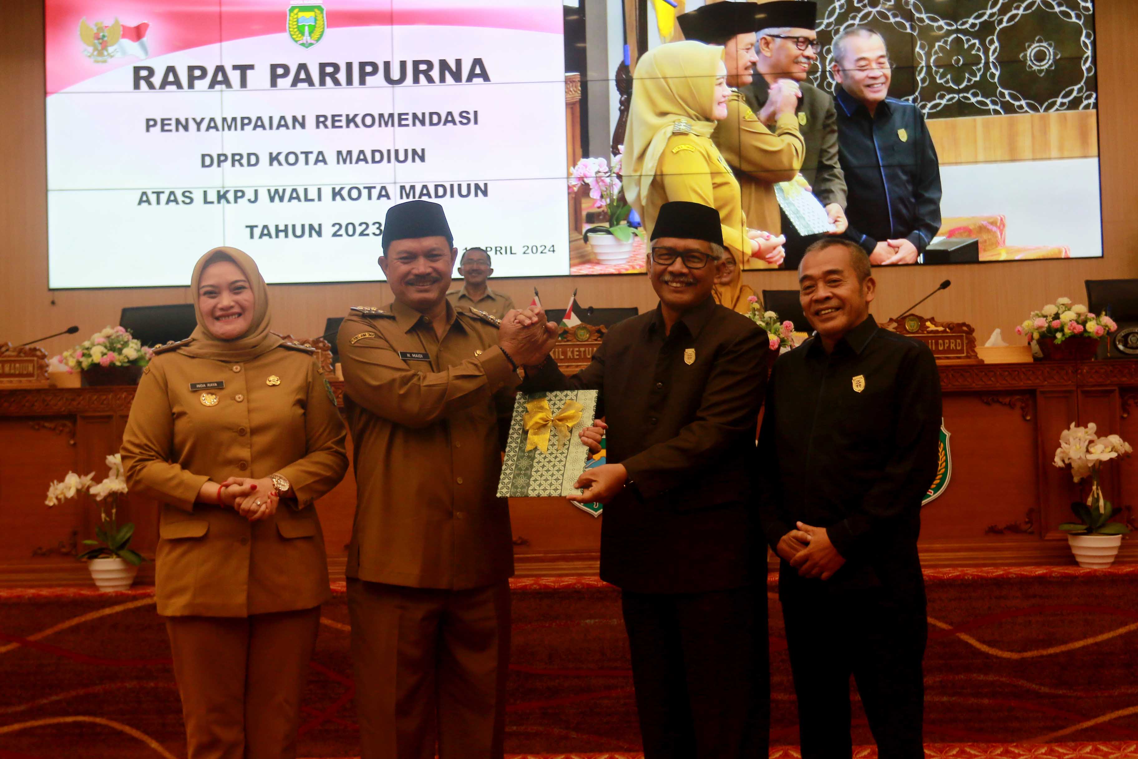 LAPORAN PANSUS: Pimpinan DPRD Kota Madiun menyerahkan rekomendasi atas LKPJ Wali Kota 2023 usai rapat paripurna Senin (1/4). (BAGAS BIMANTARA/JAWA POS RADAR MADIUN)