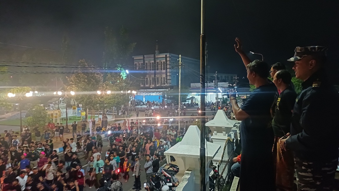 LAMBAIKAN TANGAN: Bupati Pacitan Indrata Nur Bayuaji dan unsur forkopimda menyaksikan ronthek gugah sahur. (NUR CAHYONO/RADAR MADIUN)