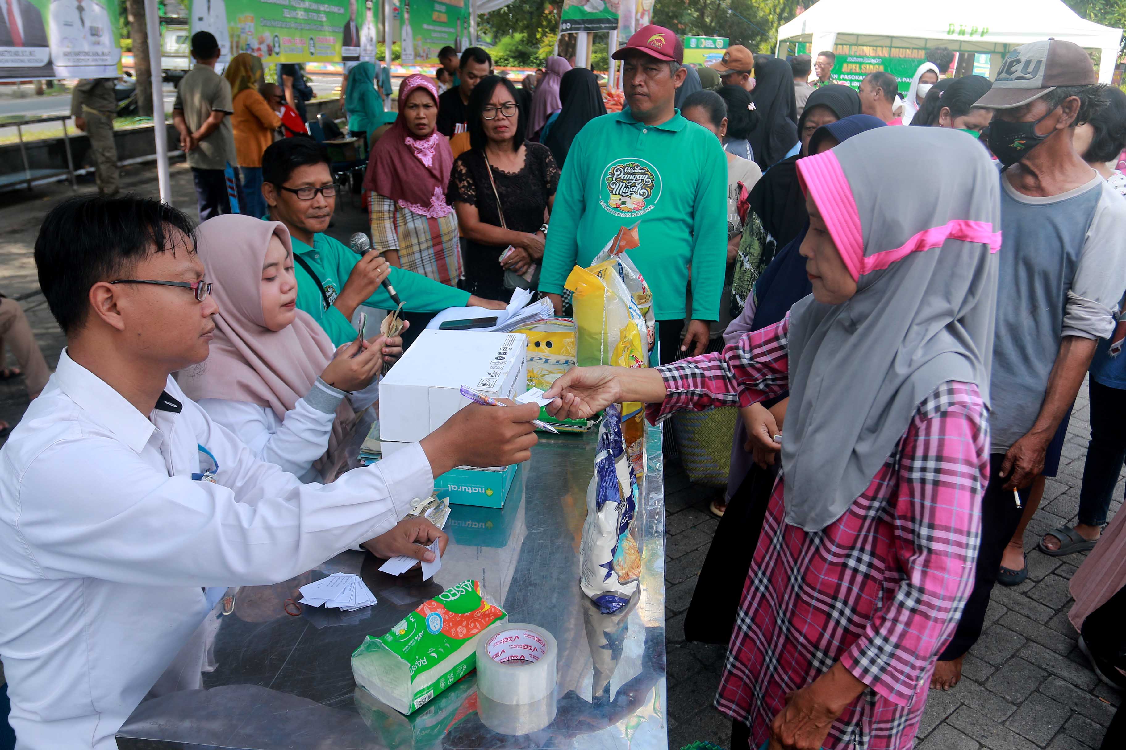 SERENTAK NASIONAL: Suasana gerakan pangan murah gelaran Pemprov Jatim di Stadion Wilis Kota Madiun, Senin (1/4). (BAGAS BIMANTARA/RADAR MADIUN)