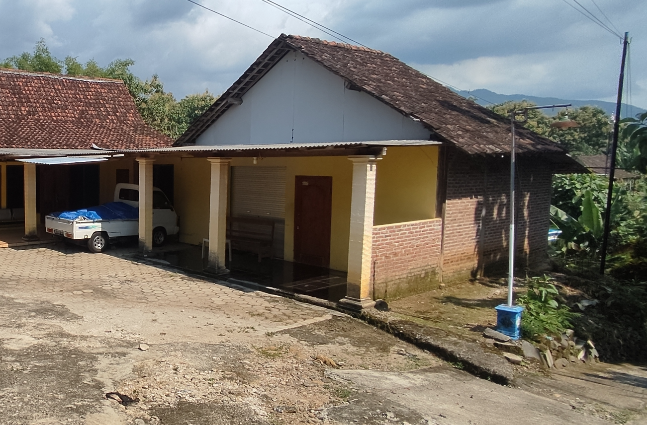MENCURIGAKAN: Bekas kantor PT SHB yang berlokasi di kawasan terpencil tapi memberangkatkan magang mahasiswa ke Jerman. (LODITYA FERNANDEZ/RADAR MADIUN)