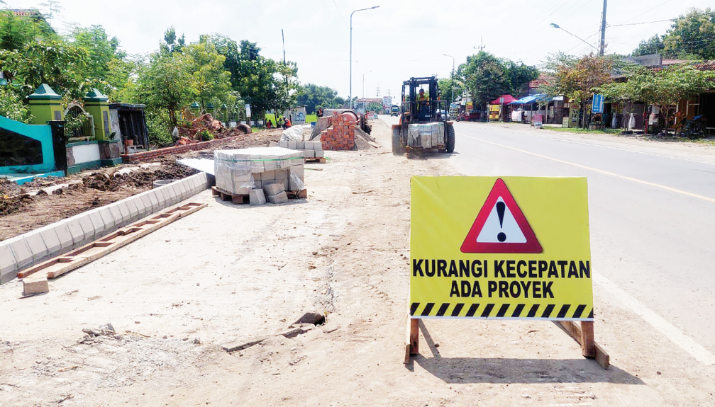 DISESUAIKAN: Material pekerjaan kegiatan pembangunan pedestrian di Jalan A. Yani, Caruban akan ditata untuk kelancaran mudik lebaran 2024. (DIAN RAHAYU/RADAR MADIUN)