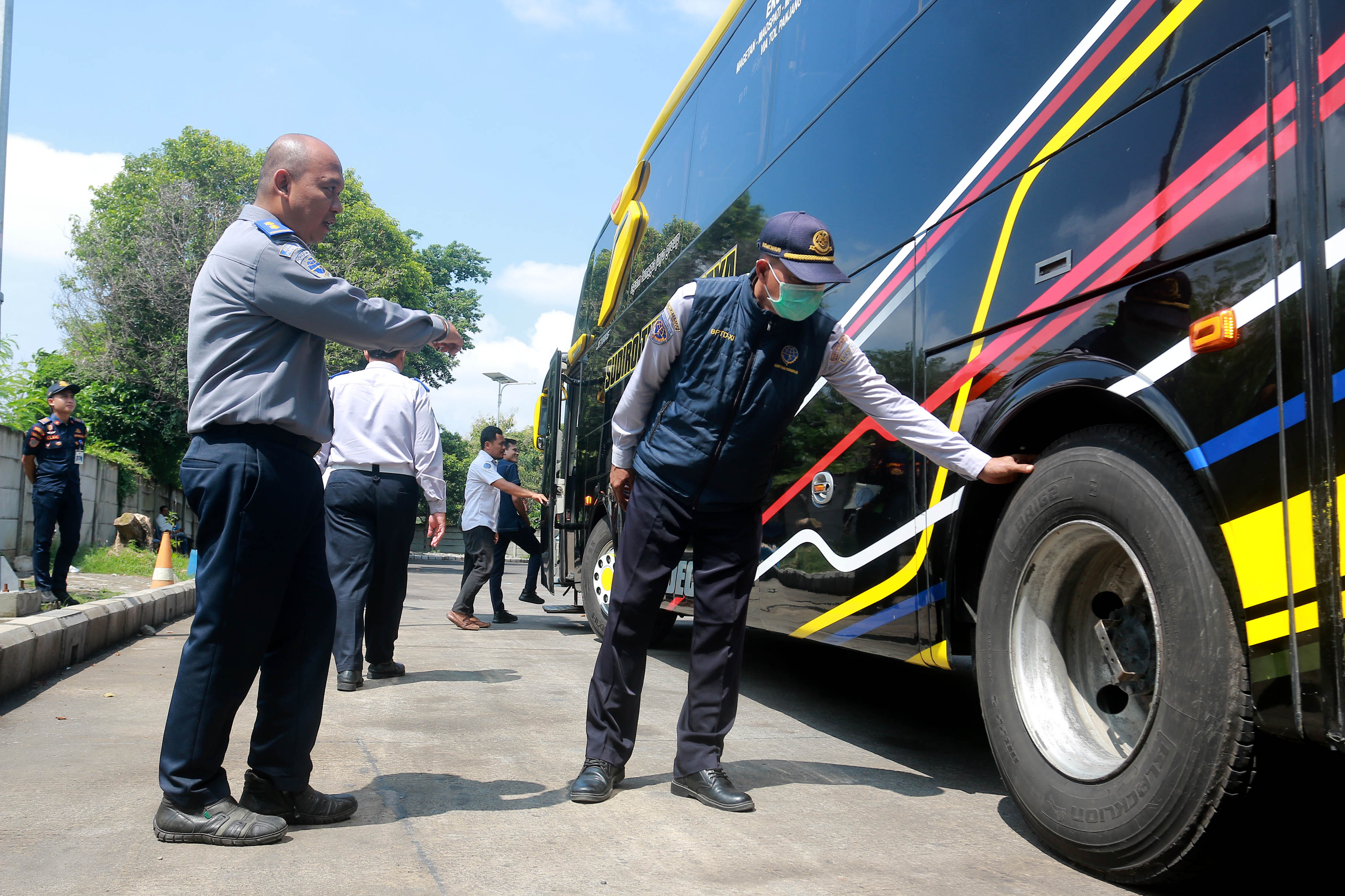 RAMP CHECK: Bus AKAP dan AKDP yang masuk ke Terminal Purboyo Madiun menjalani inspeksi keselamatan oleh petugas satuan pelaksana terminal, Selasa (2/4). (BAGAS BIMANTARA/RADAR MADIUN)