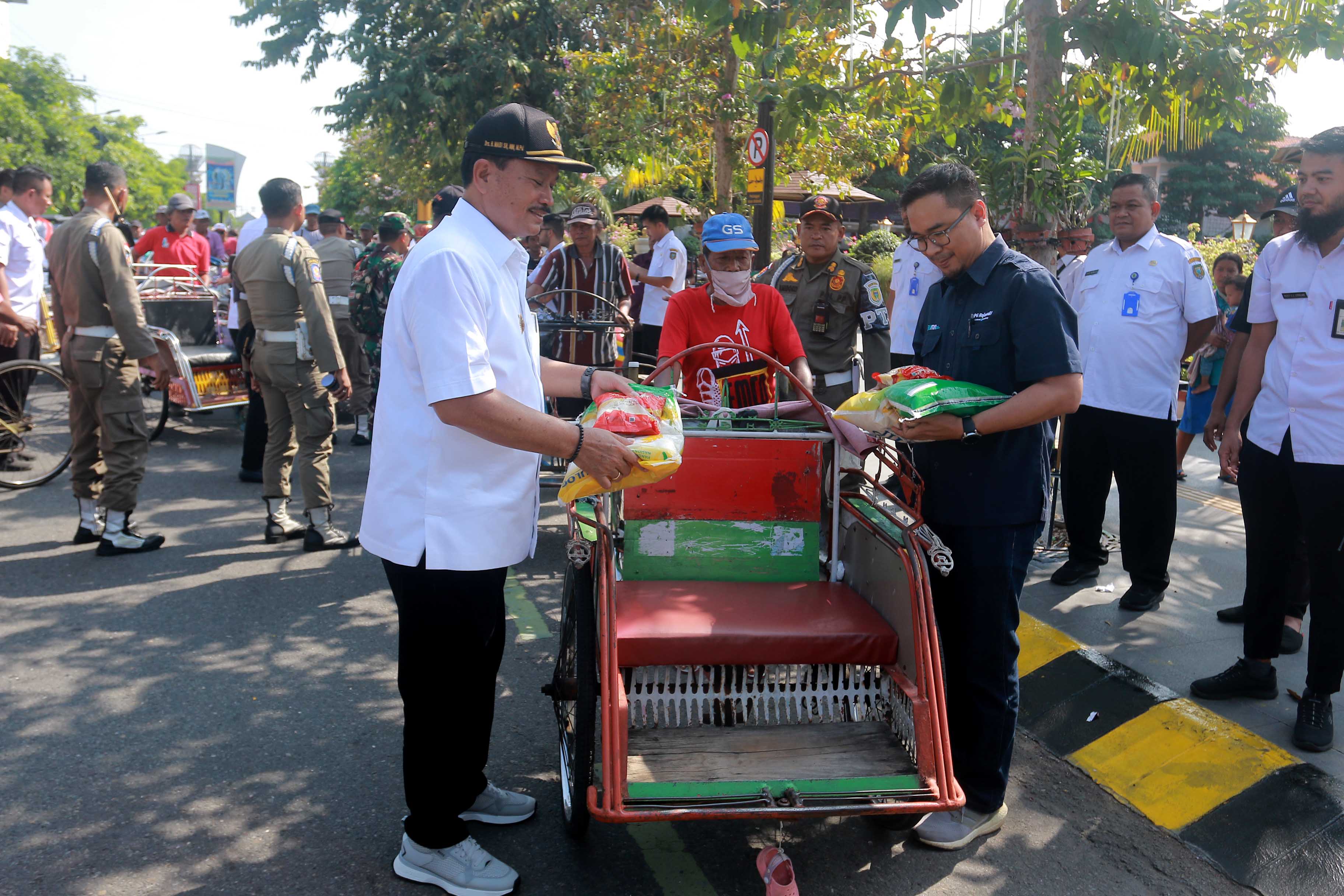 BERBAGI: Wali Kota Maidi saat menyalurkan bantuan beras dan gula di depan Balai Kota Madiun, Rabu (3/4). (BAGAS BIMANTARA/RADAR MADIUN)