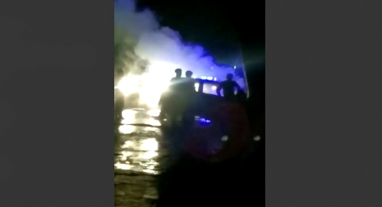 REKAMAN WARGA: Video amatir memperlihatkan Honda Brio terbakar di Kepuhrubuh, Siman, Ponorogo, Rabu (3/4) dini hari. (VIDEO AMATIR WARGA)
