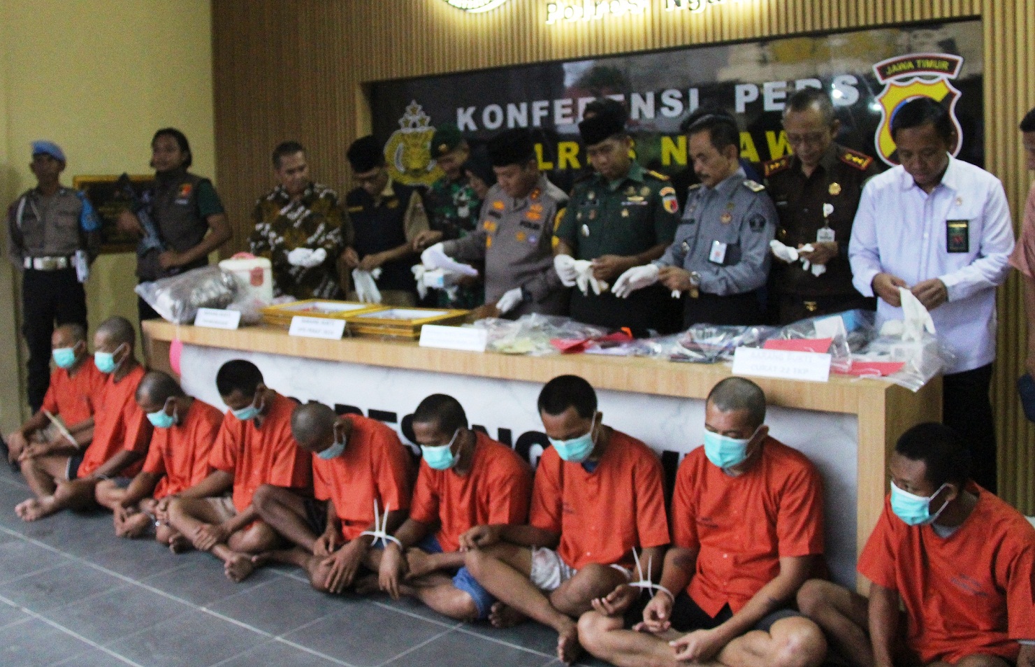 RILIS KASUS: Polres Ngawi ngrilis kasus kriminal sing ditangani keri-keri iki. (ASEP SYAEFUL BACHRI/RADAR MADIUN)