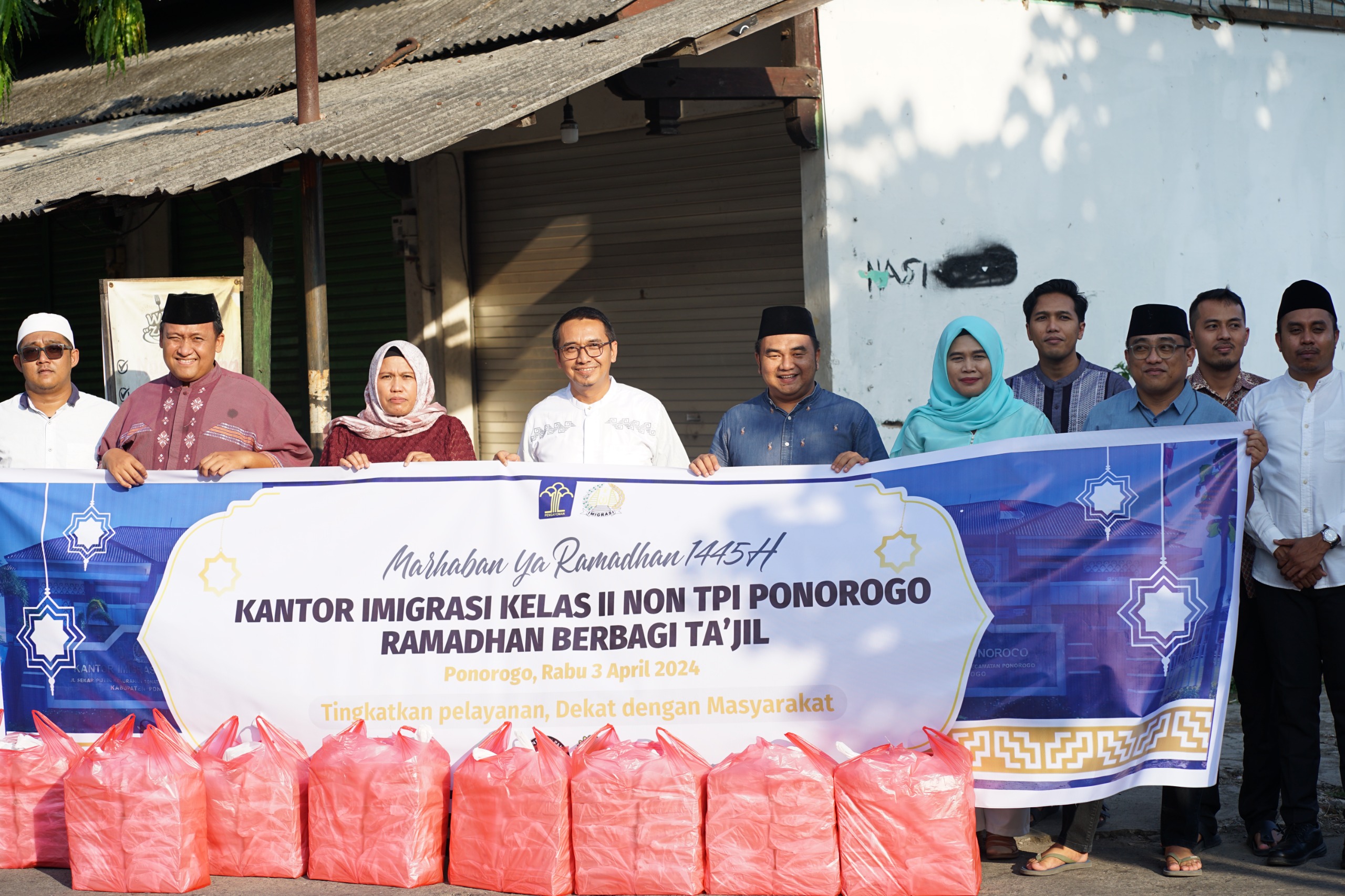 UNTUK SESAMA: Kantor Imigrasi Ponorogo membagikan takjil kepada masyarakat. (KANIM PONOROGO)