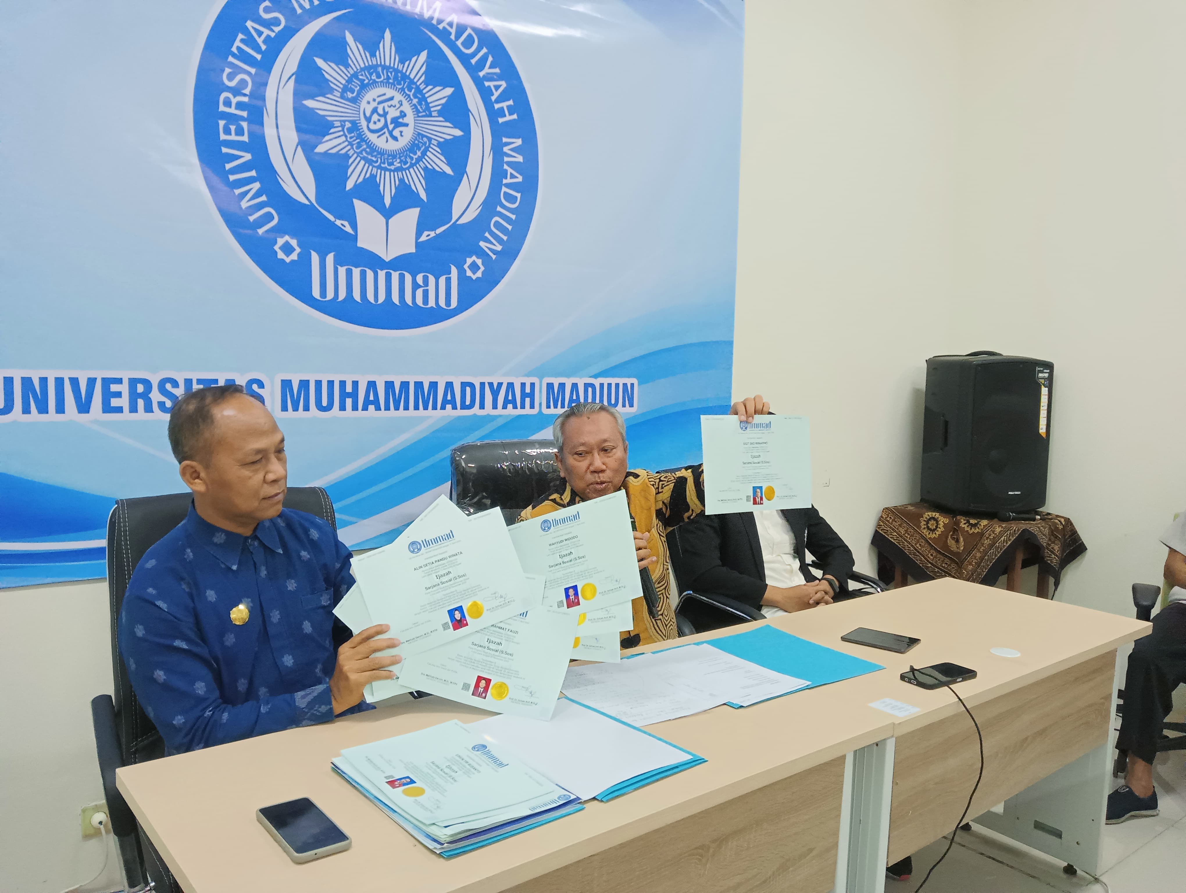 TUNJUK BUKTI: Rektor Ummad Prof Dr Sofyan Anif (kanan) menunjukkan ijazah asli mahasiswa lulusan tahun 2022 yang dianggap ilegal, Rabu (3/4). (ERLITA HERMININGSIH/RADAR MADIUN)