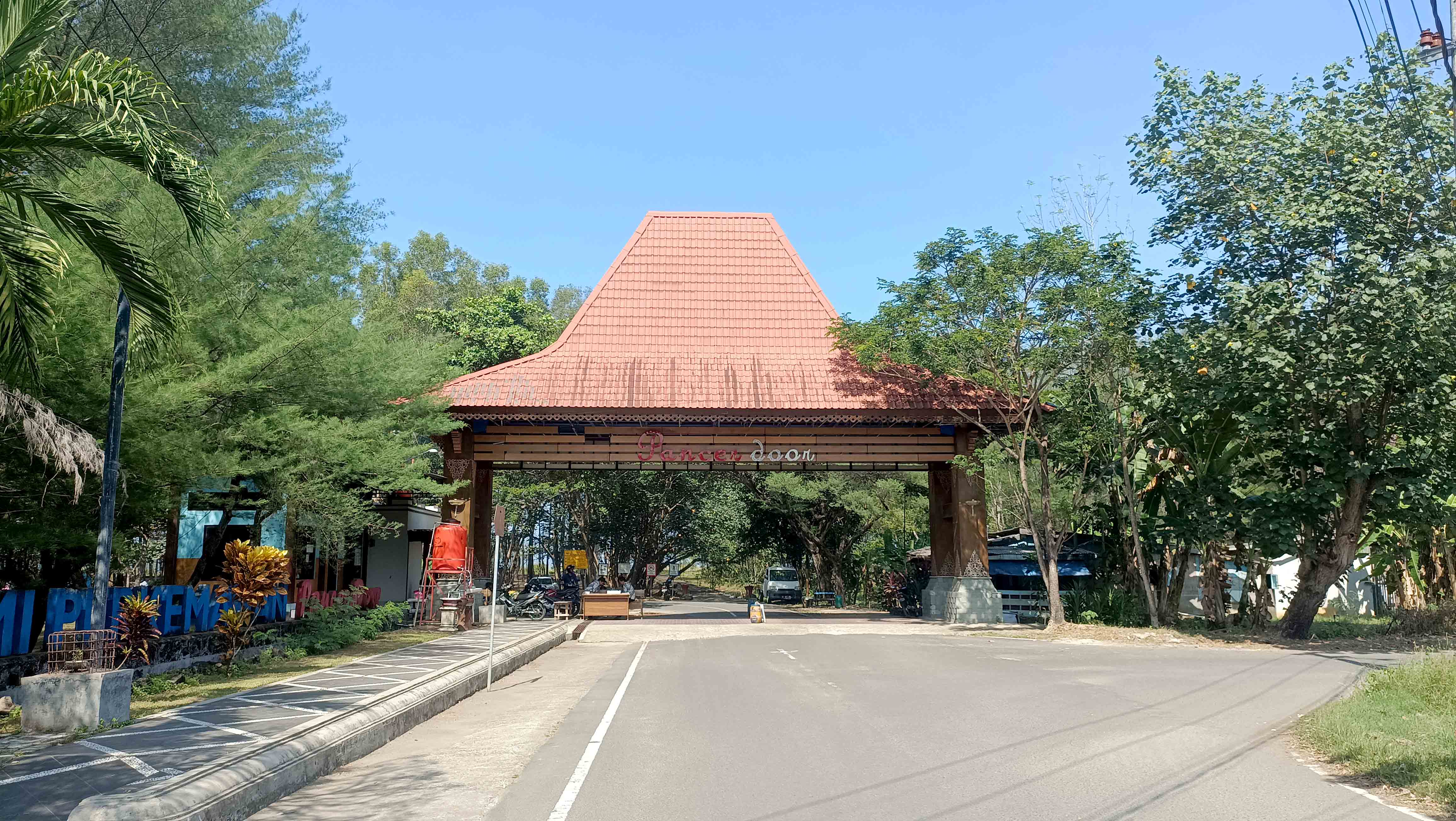 DAYA TARIK: Pemkab Pacitan menyiapkan objek wisata Pantai Pancer Door agar para wisatawan betah berlama-lama tinggal atau menginap di Pacitan. (NUR CAHYONO/RADAR PACITAN)