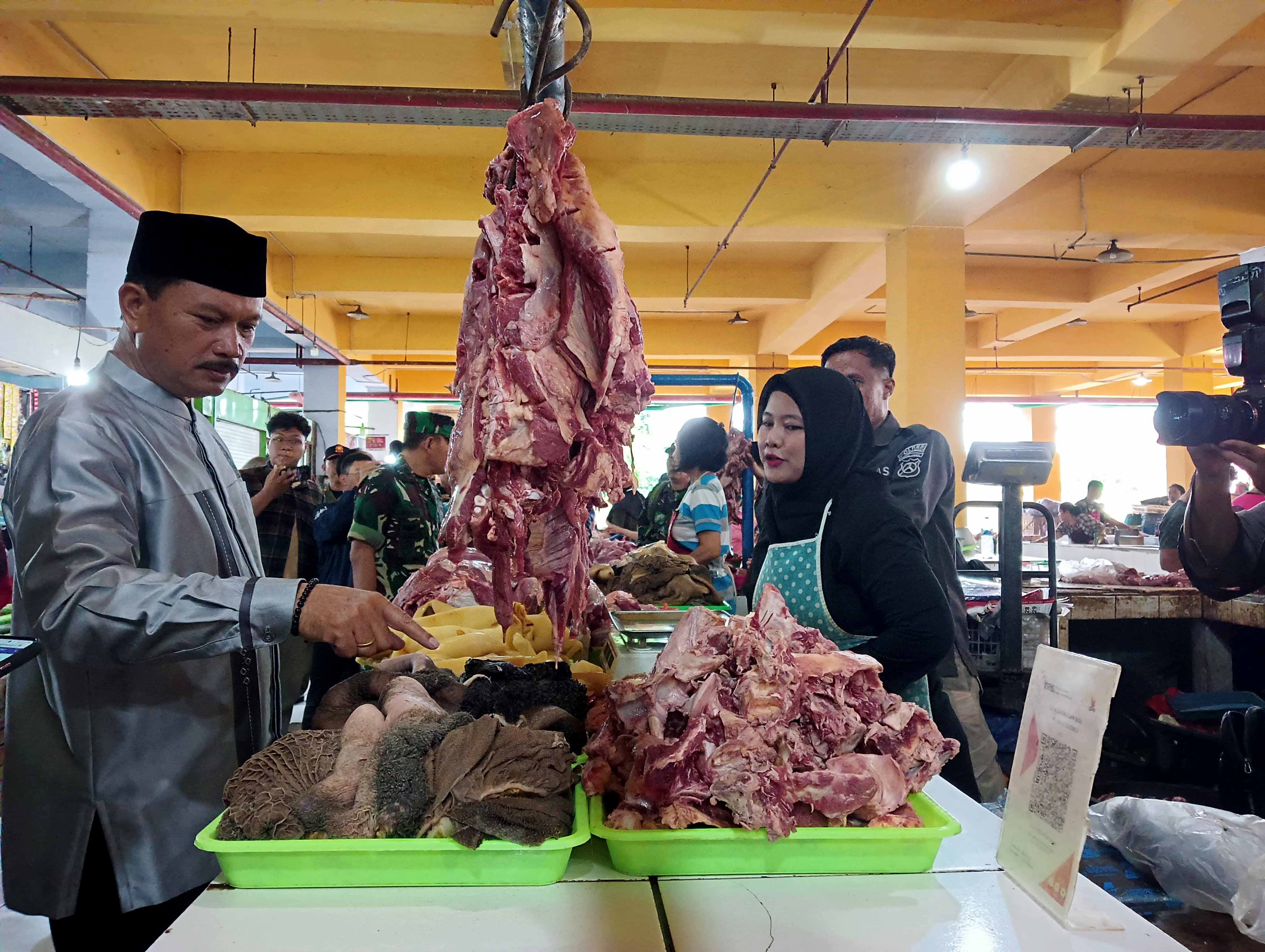 ANTISIPASI INFLASI: Wali Kota Madiun Maidi memantau stok dan harga bapok di PBM, Jumat (5/4). (ERLITA HERMINIGSIH/RADAR MADIUN)