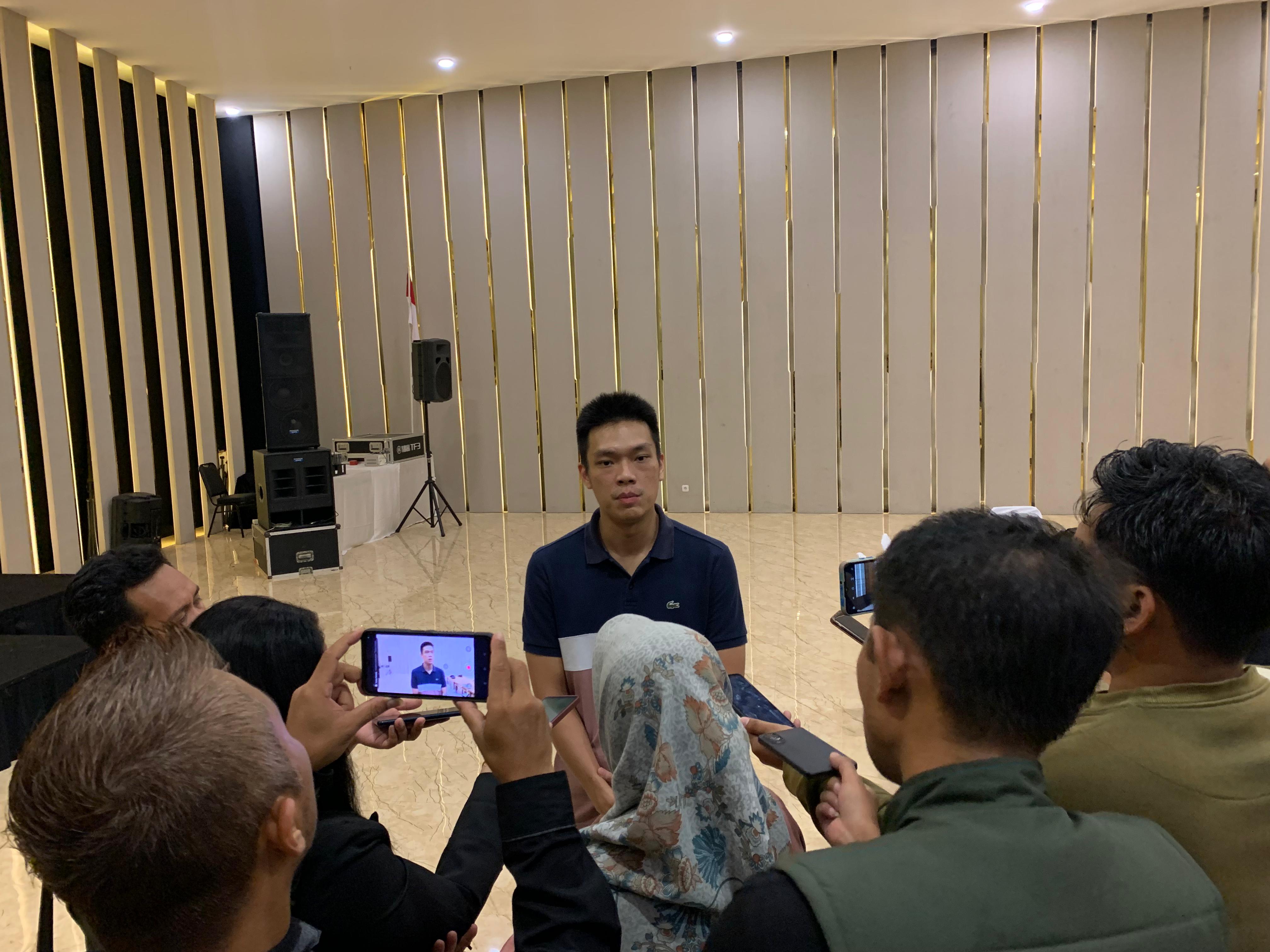KLARIFIKASI: Owner Representative Nawasena Garden Resto & Ballroom Madiun Erick Tjahja Winata menceritakan kronologi peretasan IG Nawasena. (AYUDEA/RADAR MADIUN)