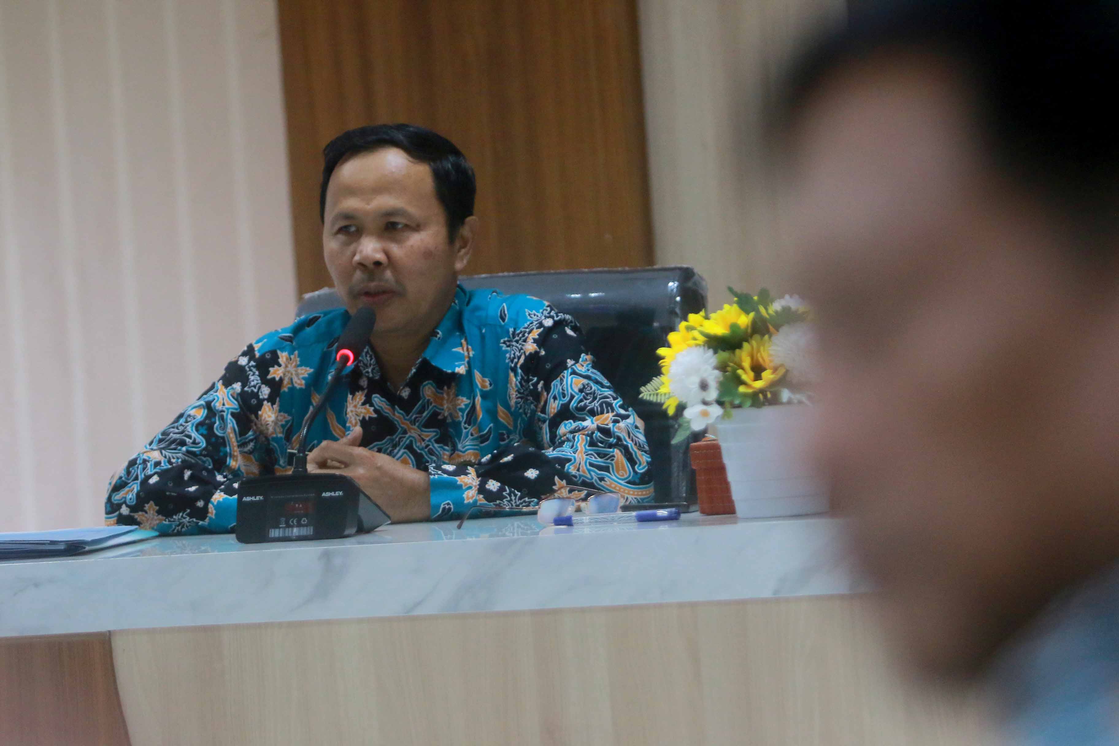 PAPARAN: Kepala Bappelitbangda Kota Madiun Suwarno saat menjelaskan konsep kerja sama sister city antara pemkot dengan Beijing. (BAGAS BIMANTARA/RADAR MADIUN)