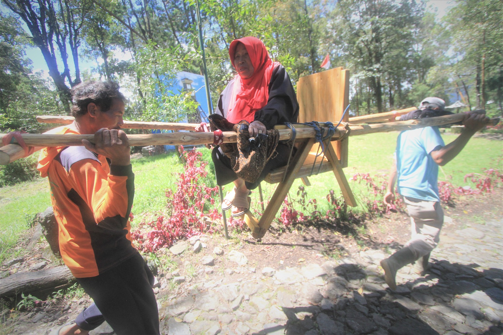 PULANG KAMPUNG: Mbok Yem pulang mudik ke Gonggang dengan cara ditandu menuruni Gunung Lawu, Sabtu (6/4). (AJI PUTRA/RADAR MAGETAN)