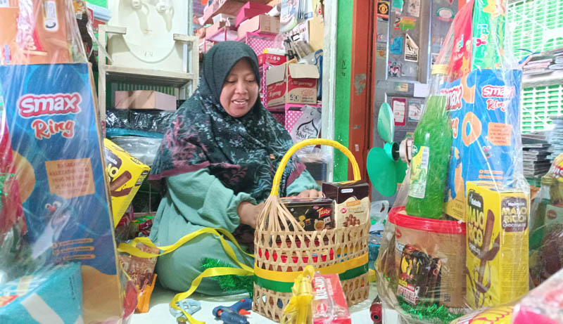 BERKAH: Hampers buatan Syamrotul banjir orderan dari berbagai daerah jelang lebaran.&nbsp;