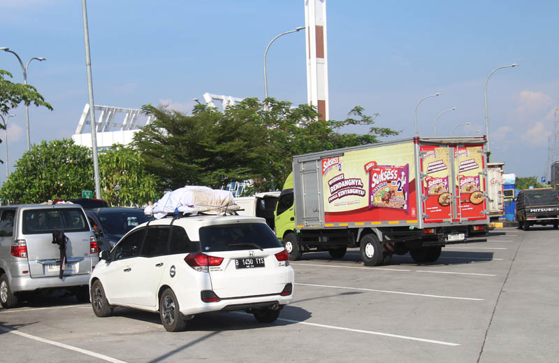PENINGKATAN KENDARAAN: Arus lalu lintas kendaraan melintasi ruas tol Ngawi terpantau ramai lancar pada H-5 Lebaran, Jumat (5/4).