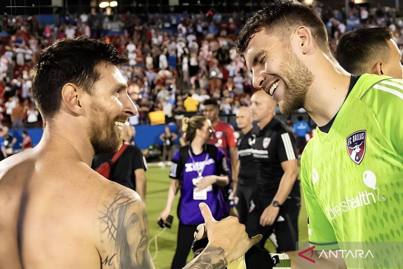 DAPAT JEMPOL: Kiper FC Dallas Maarten Paes bercengkerama dengan penyerang Inter Miami Lionel Messi. (ANTARA)