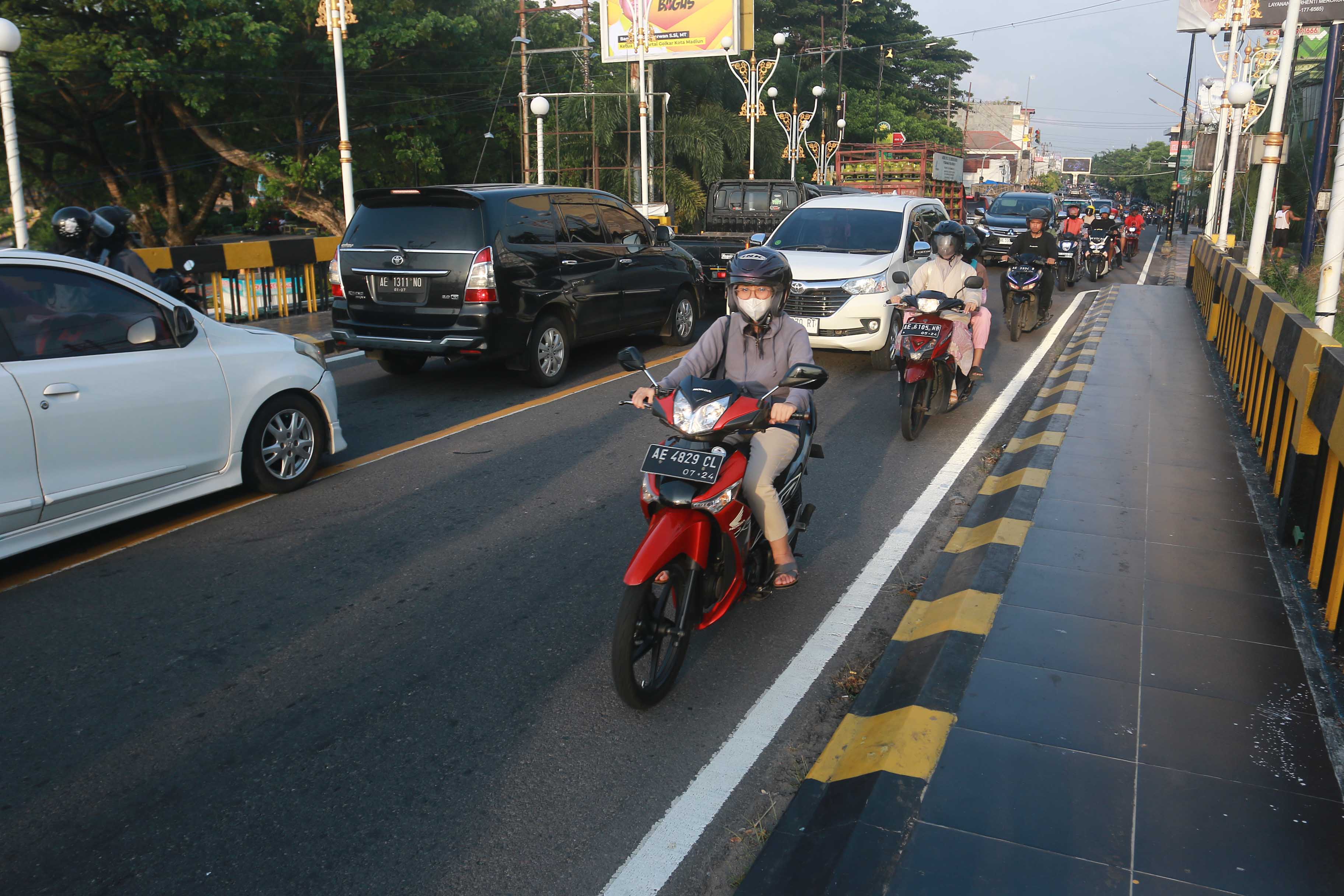 PADAT: Arus lalin di Jembatan Manguharjo padat merayap pada masa arus balik Lebaran. Puncak arus balik diperkirakan terjadi pada Sabtu (13/4) dan Minggu (14/4). (BAGAS BIMANTARA/RADAR MADIUN)