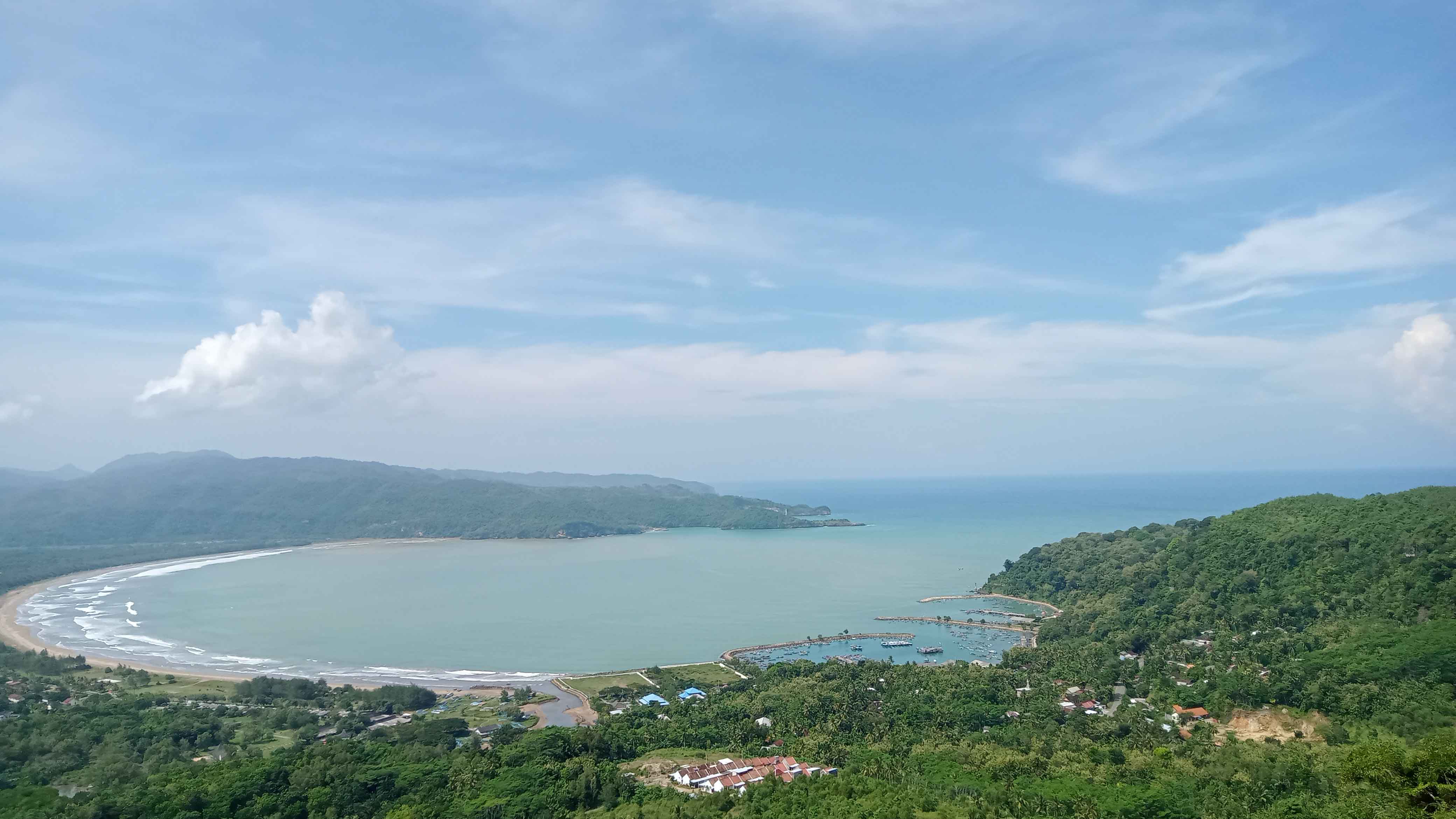 BAGIAN SEJARAH: Teluk Pacitan tersaji indah dari ketinggian Bukit Sentono Gentong di Dusun Krajan, Dadapan, Pringkuku, Pacitan.&nbsp;(NUR CAHYONO/RADAR PACITAN)
