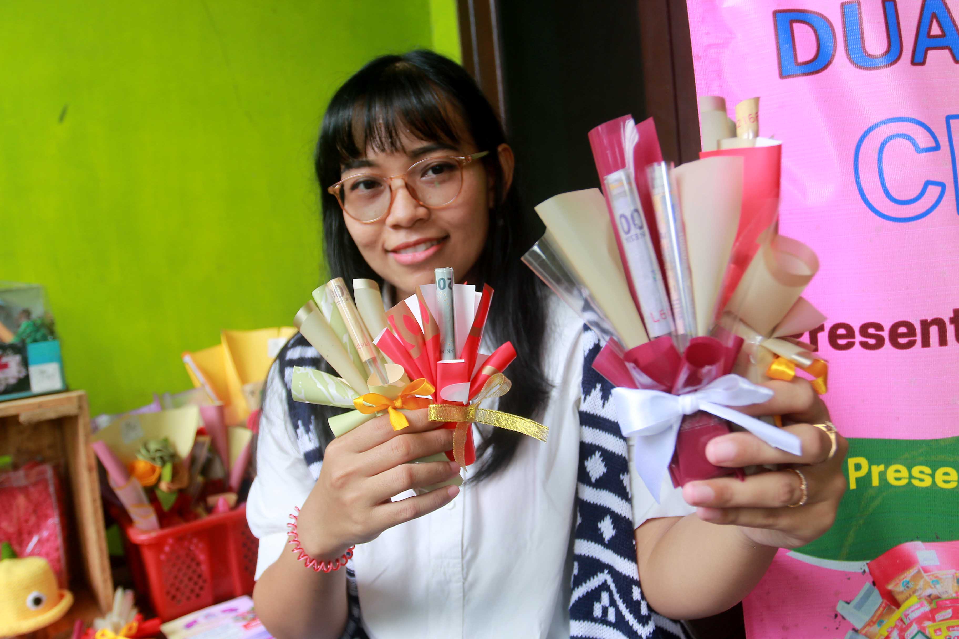 TANGAN KREATIF: Mevi Rudiani menunjukkan buket THR khusus edisi Lebaran buatannya.