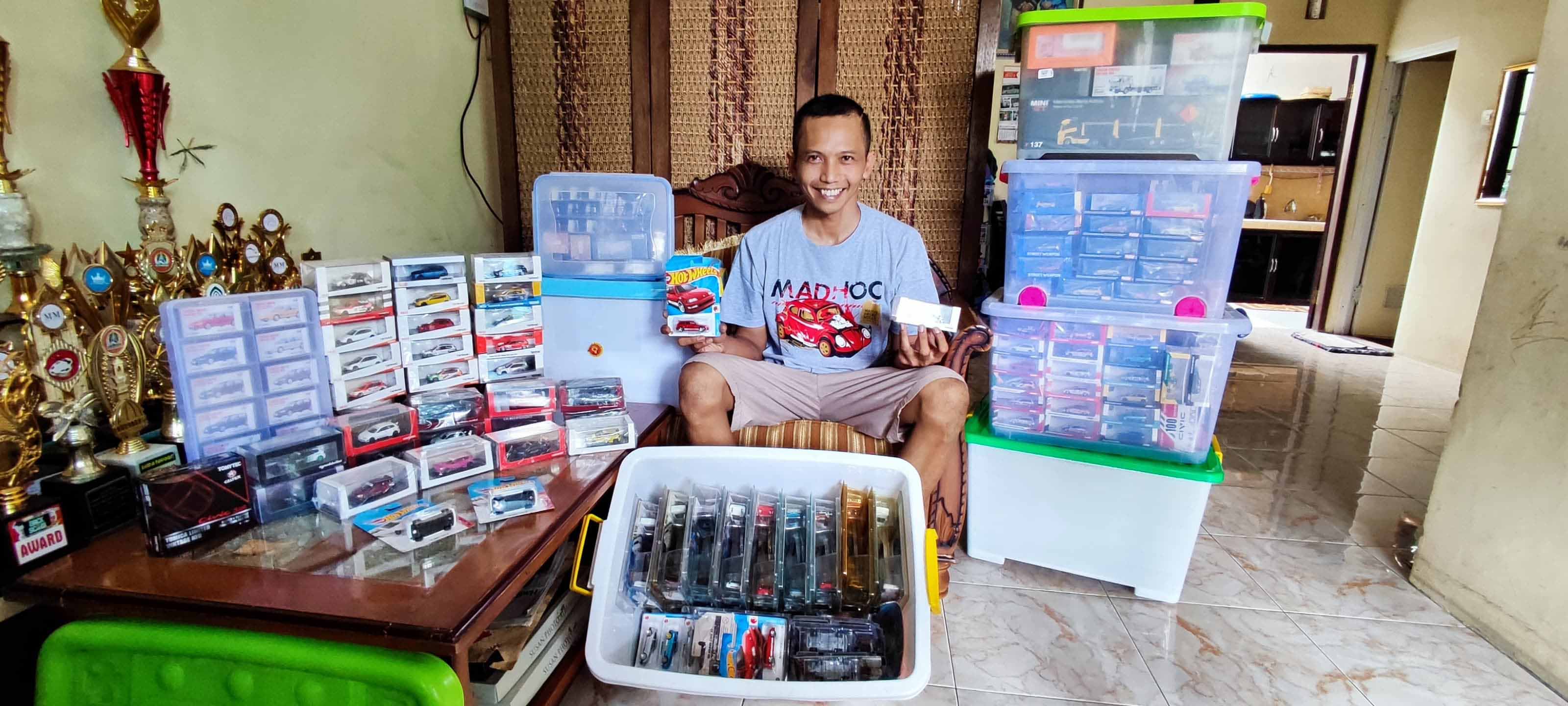 MEMBLUDAK: Andrian Bagus Kurniawan menunjukkan koleksi diecast miliknya yang dikumpulkan sejak 2011 silam.