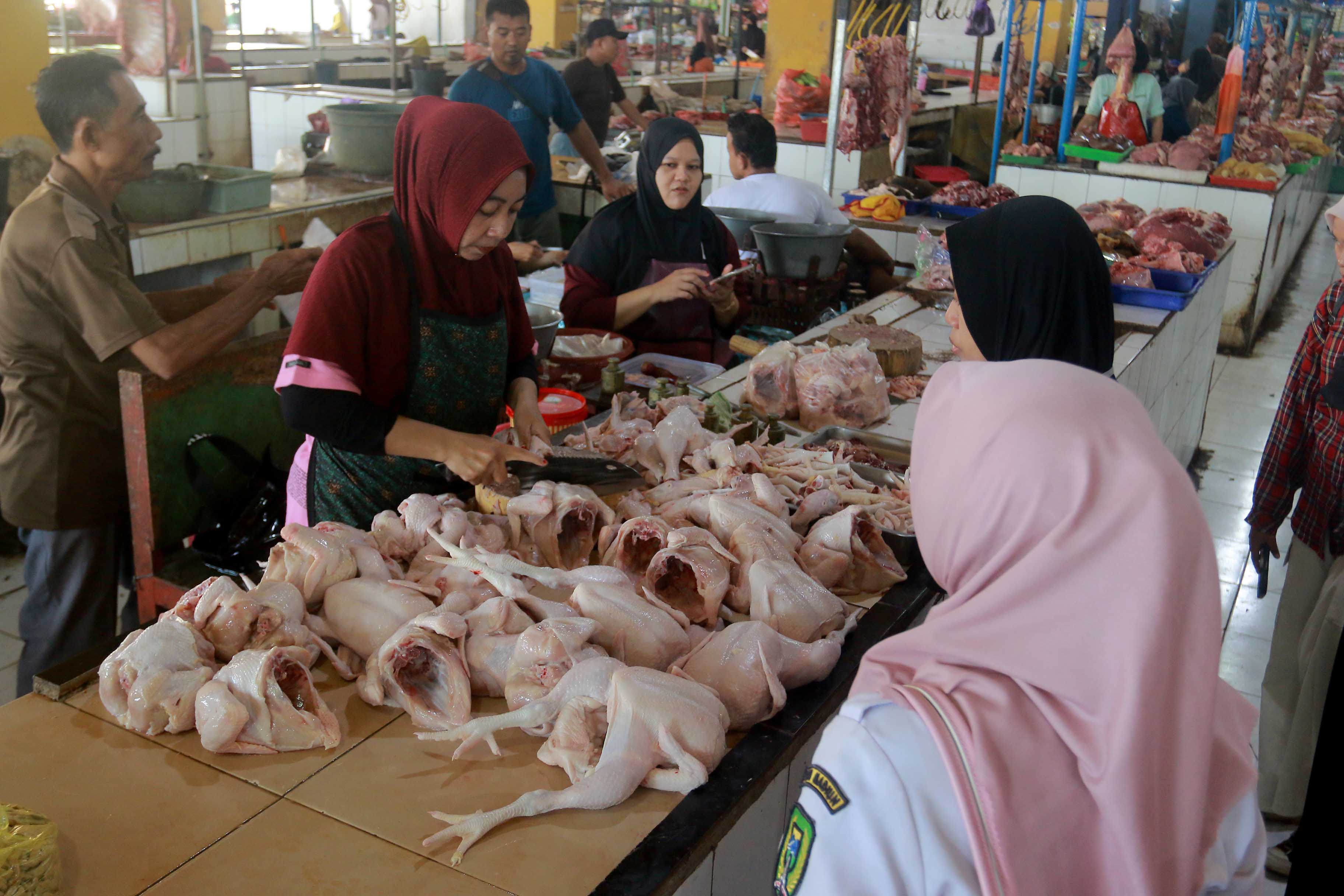 NAIK TIPIS : Kenaikan harga daging ayam turut mengerek angka inflasi di Kota Madiun pada bulan Maret kemarin.