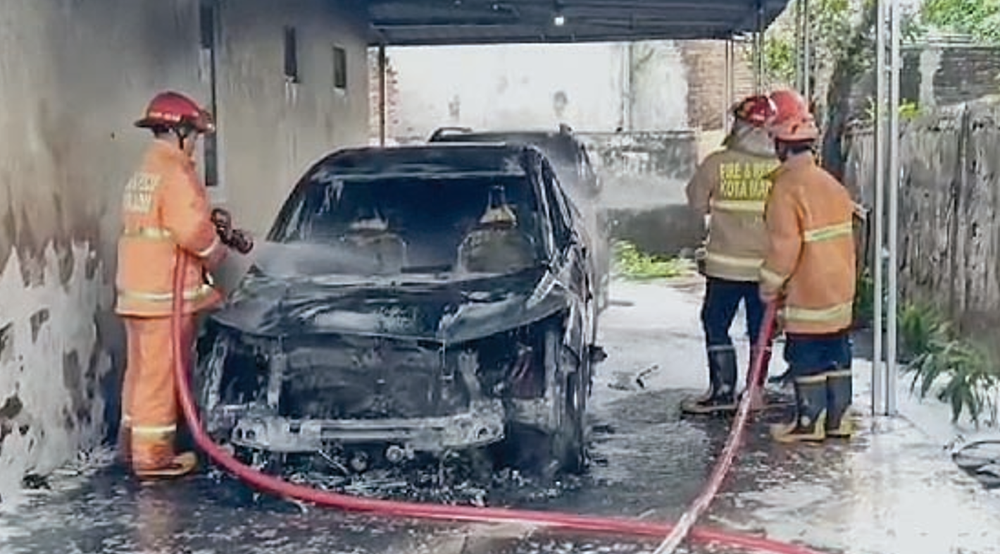 TINGGAL KERANGKA: Kondisi Honda HR-V milik seorang hakim PN Kota Madiun yang terbakar kemarin. (ISTIMEWA)