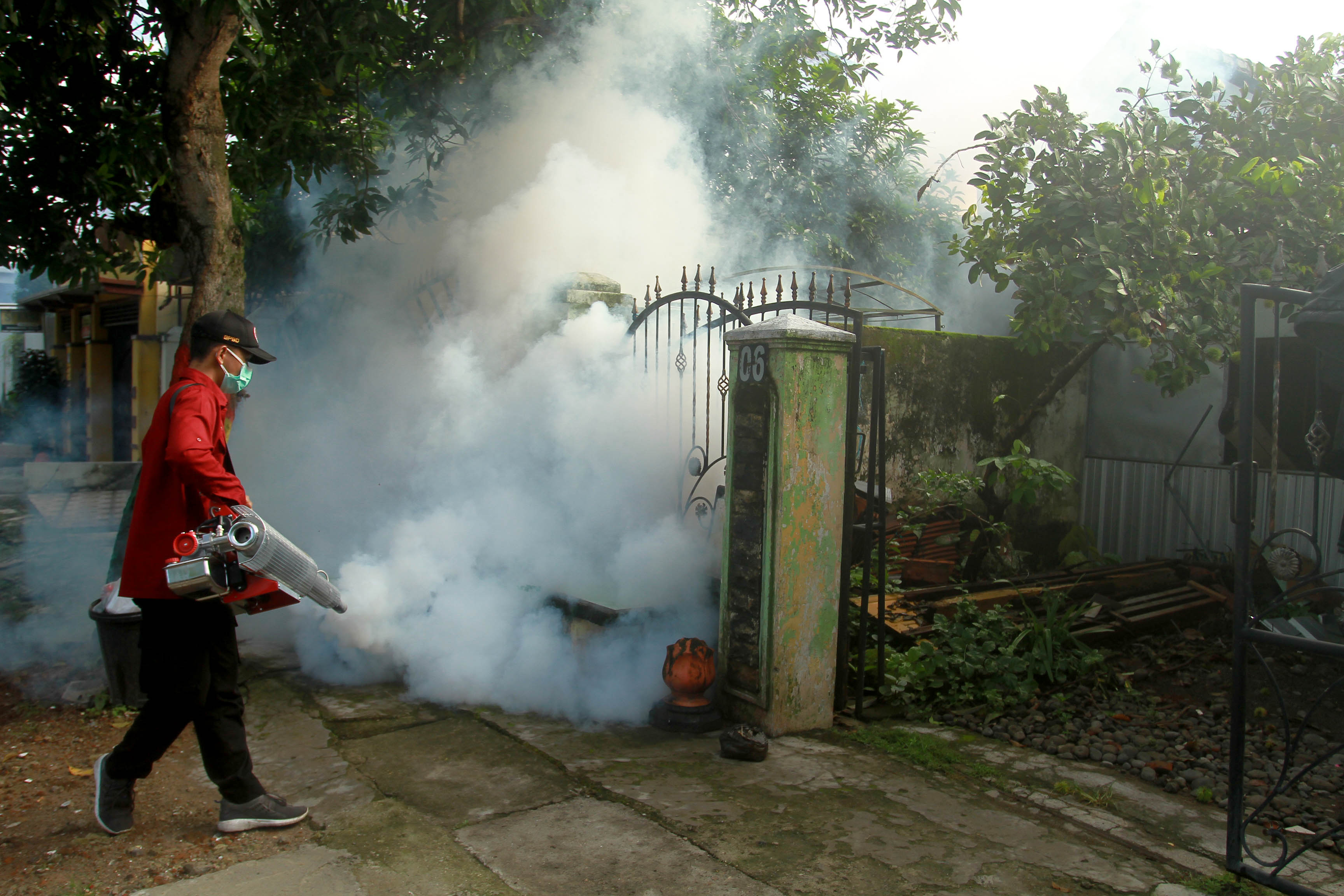 BERANTAS NYAMUK DEWASA: Beberapa waktu lalu dilakukan fogging di wilayah Kecamatan Taman. (BAGAS BIMANTARA/RADAR MADIUN)