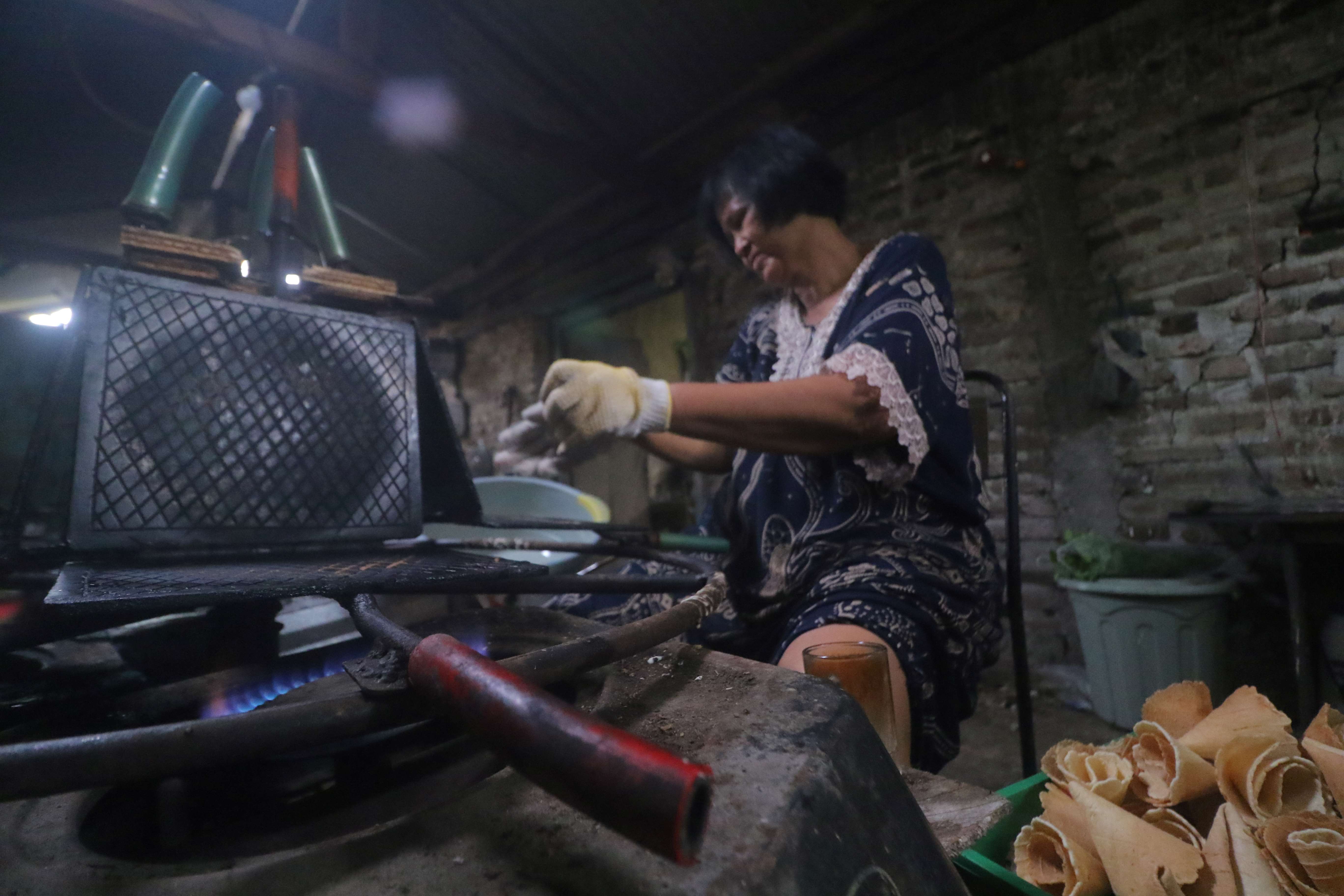 PRODUKSI: Produksi makanan khas Kabupaten Madiun semprong yang mengalami peningkatan pemesanan menjelang lebaran.&nbsp;(R. BAGUS RAHADI/RADAR MADIUN)&nbsp;