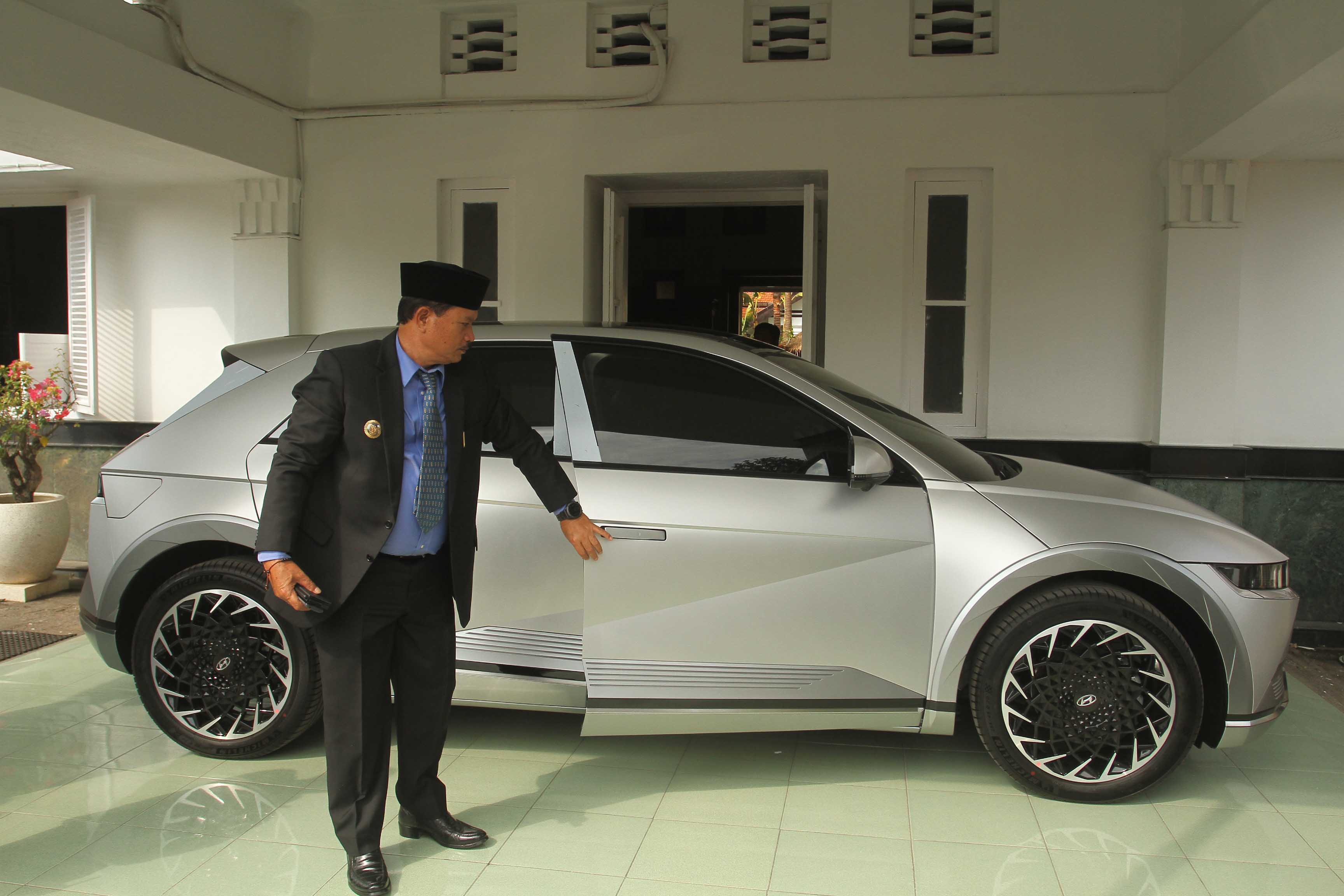 DIPARKIR: Wali Kota Madiun Maidi melarang para pejabatnya untuk menggunakan mobil dinas guna kepentingan mudik Lebaran. (BAGAS BIMANTARA/RADAR MADIUN)