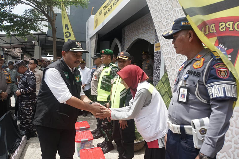 MELEBUR DIRI : Bupati Ngawi Ony Anwar Harsono saat meninjau kesiapan pos terpadu Lebaran 2024.