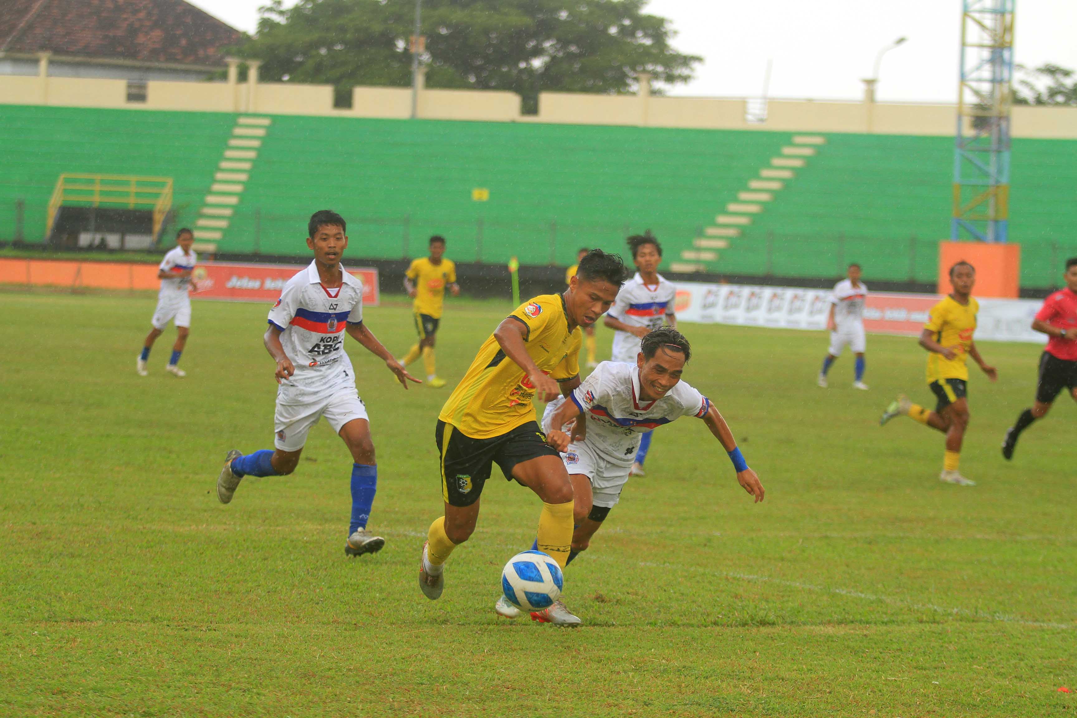 MENUJU BANTUL: Skuad PSM Madiun ketika bertanding di Liga 3 Jatim lalu. Mereka bakal kembali mulai berlatih pada Senin (15/4) mendatang.&nbsp;(BAGAS BIMANTARA/RADAR MADIUN)