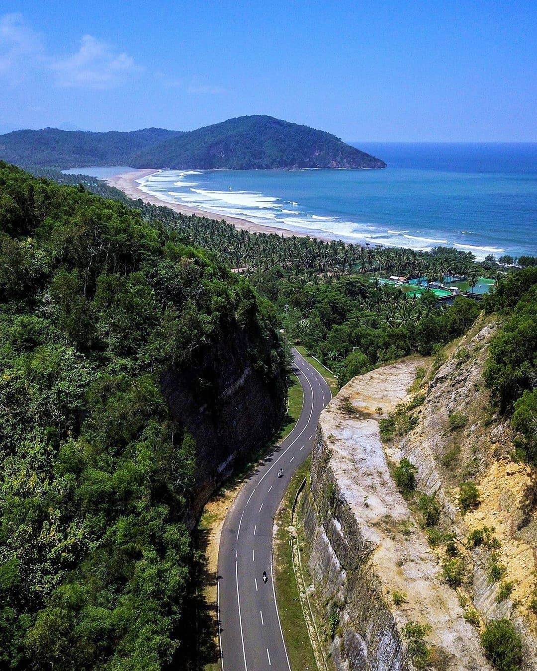 REST AREA: Pantai Soge di&nbsp; Desa Siomulyo, Kecamatan Ngadirojo, tepat berada di pinggir jalan utama JLS Pacitan ke arah Trenggalek dan sebaliknya. (NUR CAHYONO/RADAR PACITAN)