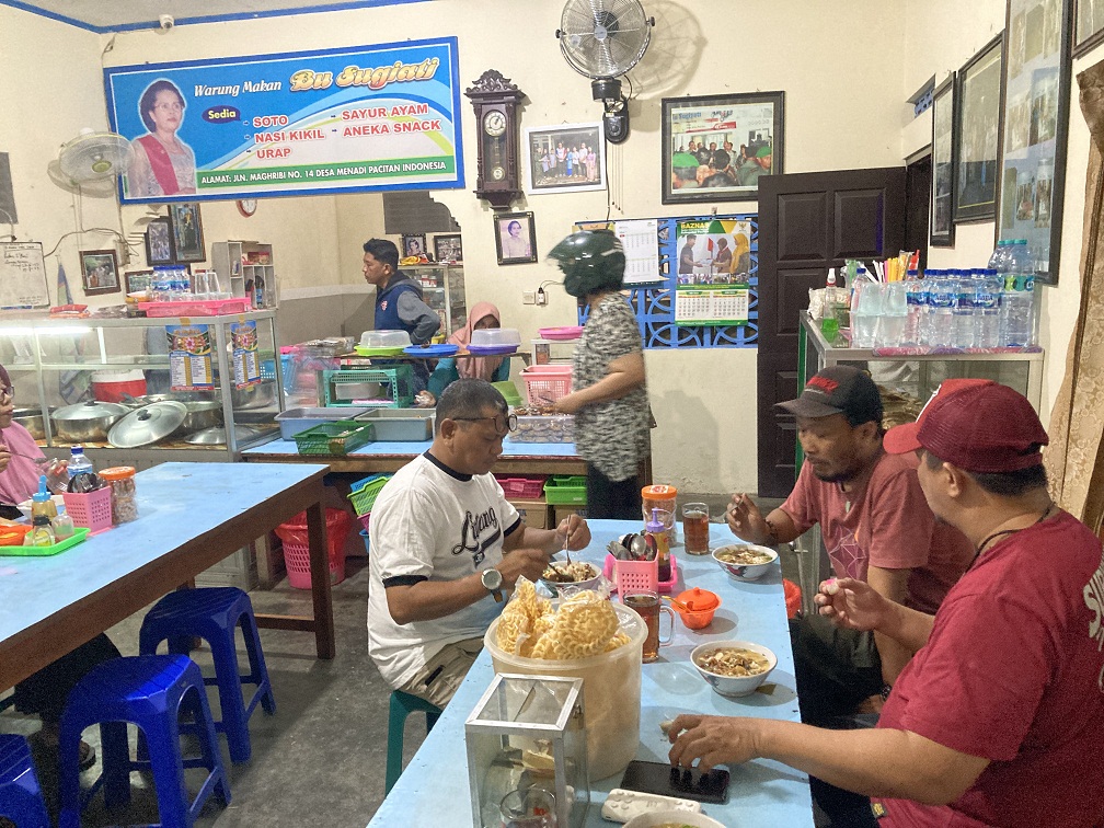 WAJIB DIICIPI: Warung soto ayam neng Jalan Maghribi, Pacitan, jujugane wong penting-penting. (NUR CAHYONO/RADAR MADIUN)