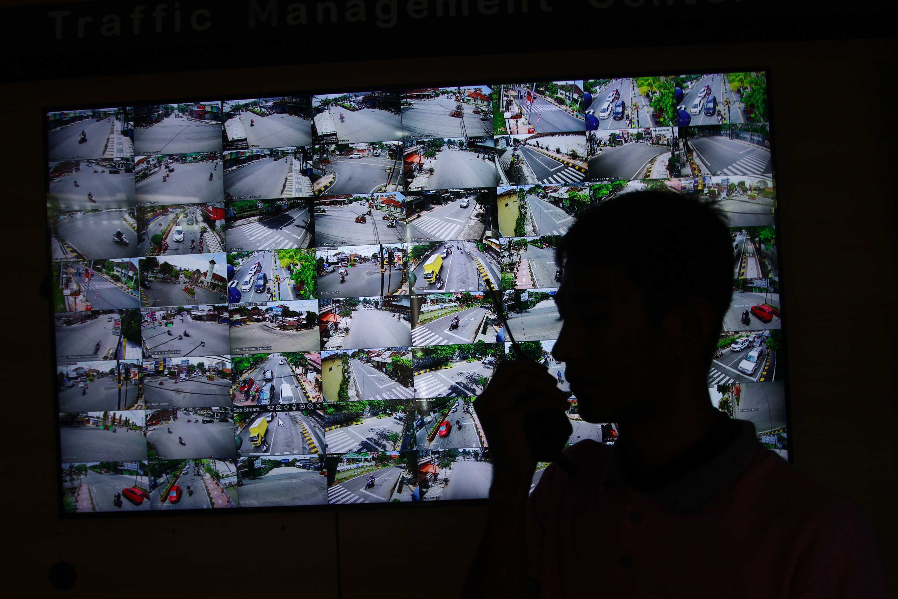 AWASI: Petugas dinas perhubungan memantau pergerakan lalu lintas di layar monitor yang terekam dari kamera CCTV di sejumlah persimapangan jalan. (BAGAS BIMANTARA/RADAR MADIUN)