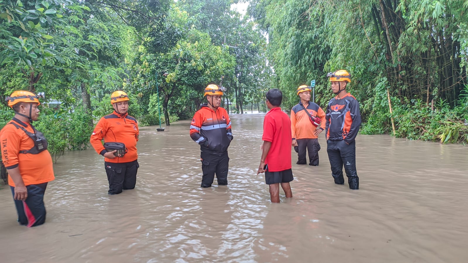 PANTAU BANJIR: Petugas BPBD Kabupaten Madiun mengecek kondisi banjir di salah satu desa, Selasa (9/3). (R. BAGUS RAHADI/JAWA POS RADAR CARUBAN)