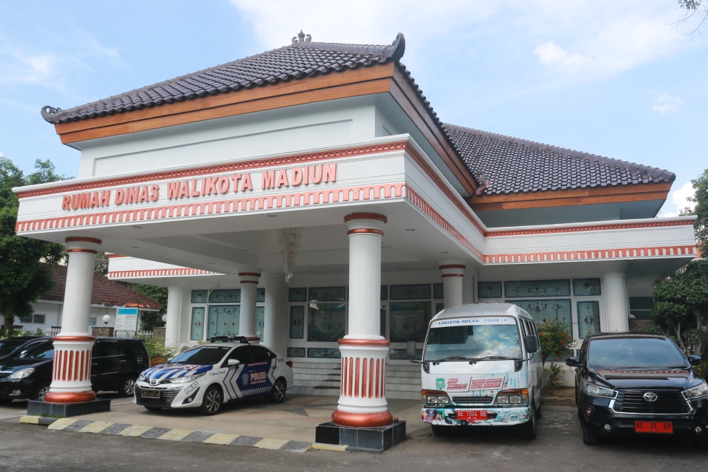 HALALBIHALAL: Rumah dinas wali Kota Madiun di Jalan Pahlawan menjadi tempat open house untuk masyarakat. (BAGAS BIMANTARA/JAWA POS RADAR MADIUN)