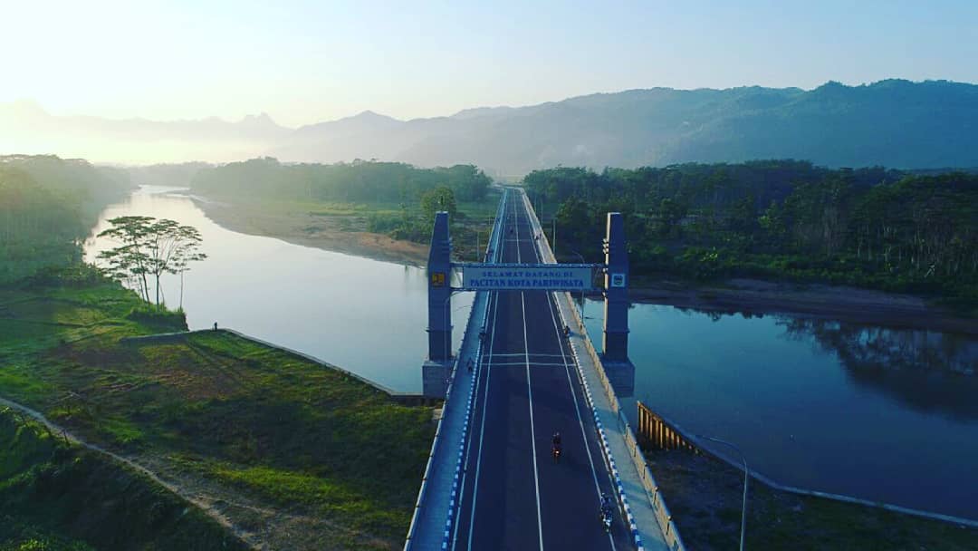 CUCI MATA: Jalur lintas selatan (JLS) di wilayah Pacitan menyajikan pemandangan indah bagi pemudik yang melintasi jalur alternatif pantai selatan Jawa. (NUR CAHYONO/JAWA POS RADAR PACITAN)