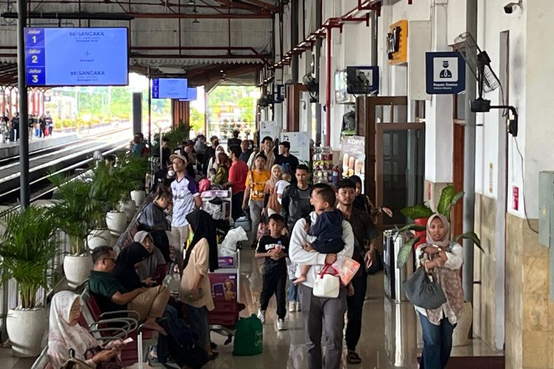 Ribuan pemudik turun di Stasiun Madiun pada masa angkutan Lebaran 2024.