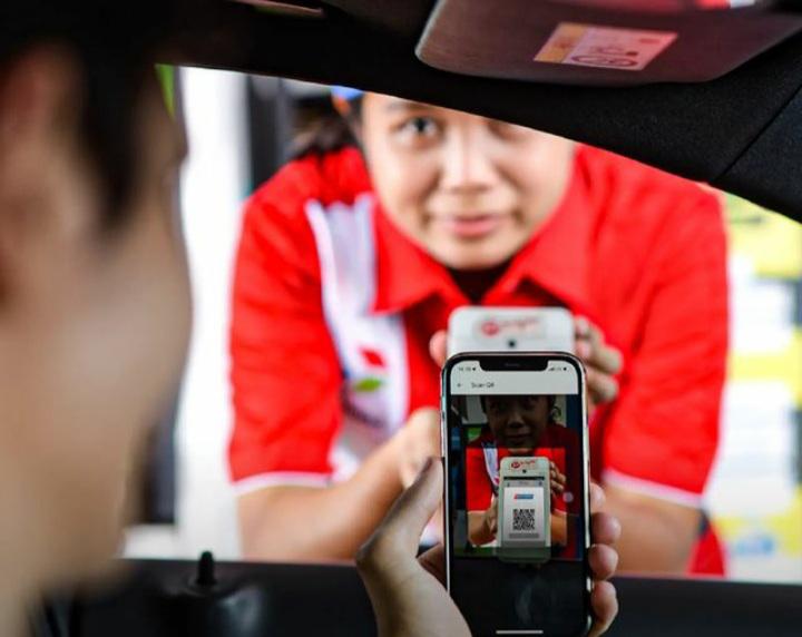 PRAKTIS: Pertamina menyediakan layanan cashless untuk pembayaran pembelian BBM. (ISTIMEWA)