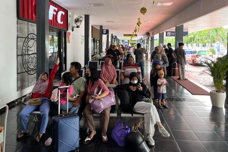 ARUS BALIK: Pemudik kembali memadati Stasiun Madiun, Kamis (11/4). (ANTARA)