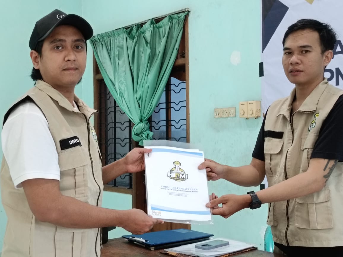 MACUNG: Derga Juanara (kiri) menyerahkan berkas pendaftaran dirinya sebagai caketum Hipmi Kota Madiun periode 2024-2027 pada Sabtu (13/4). (HENGKY RISTANTO/RADAR MADIUN)