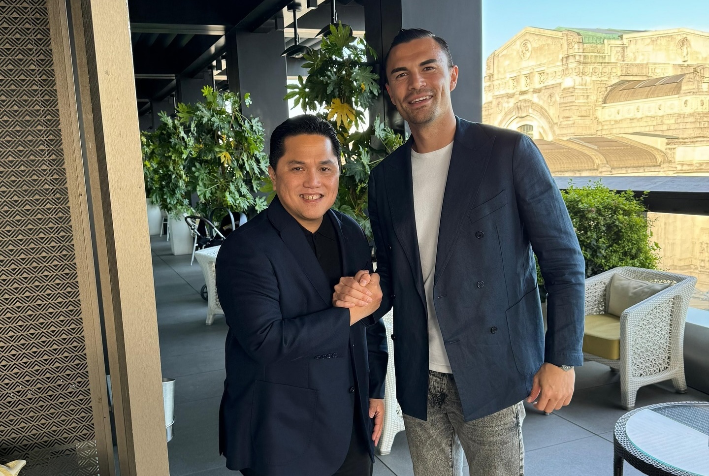 Erick Thohir saat bertemu dengan Emil Audero.