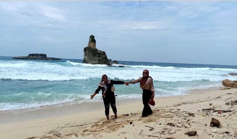 LAYAK DIKUNJUNGI: Pantai Buyutan di Desa Widoro, Kecamatan Donorojo, Kabupaten Pacitan, menawarkan panorama alam yang komplet.