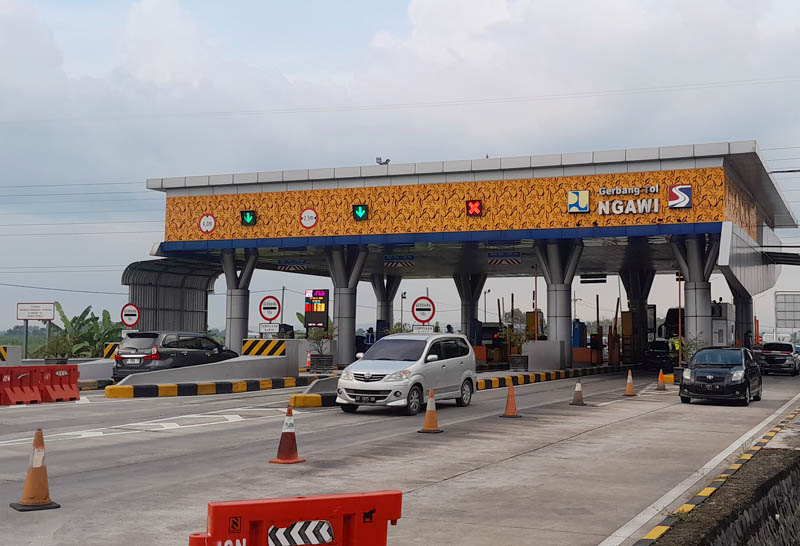 RAMAI LANCAR: Kondisi arus lalu lintas di ruas tol Solo-Ngawi pada puncak arus balik, Minggu (14/4).