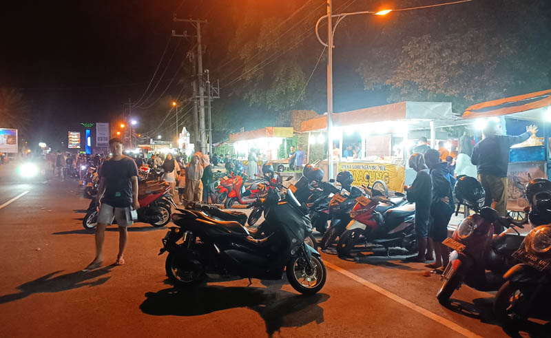 TEPI JALAN:&nbsp;Ratusan kendaraan parkir di tepi jalan Alun-alun Ponorogo selama pasar malam&nbsp;lebaran.&nbsp;&nbsp;