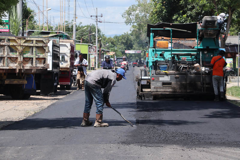 TAMBAL SULAM:&nbsp;Petugas&nbsp;DPUPKP Ponorogo&nbsp;melakukan perbaikan jalan di&nbsp;ruas Mlarak-Jabung.