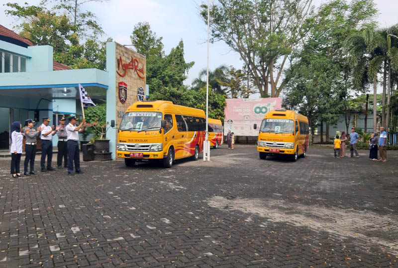 BALIK GRATIS: Tiga armada bus sekolah berangkat mengantarkan warga Ngawi kembali ke tanah rantau, Senin (15/4) kemarin.