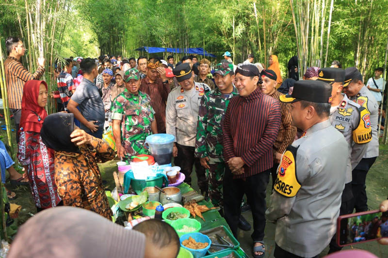 PATROLI: Kapolres Ngawi AKBP Argowiyono, Dandim 0805 Ngawi Letkol Arm Didik Kurniawan dan Wakil Bupati Dwi Rianto Jatmiko&nbsp; patroli ke Taman Wisata Tawun, Minggu (14/4) lalu.