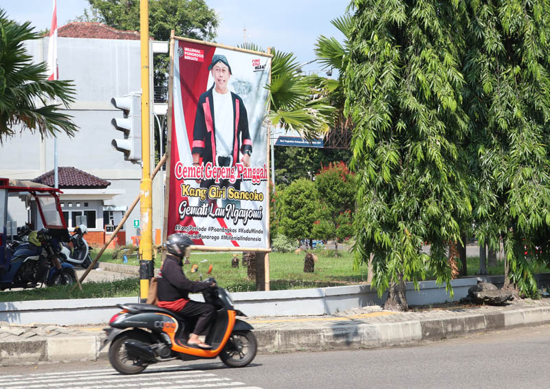 MENCOLOK MATA: Keberadaan baliho Sugiri Sancoko #rong periode terpampang di sejumlah persimpangan jalan Ponorogo.